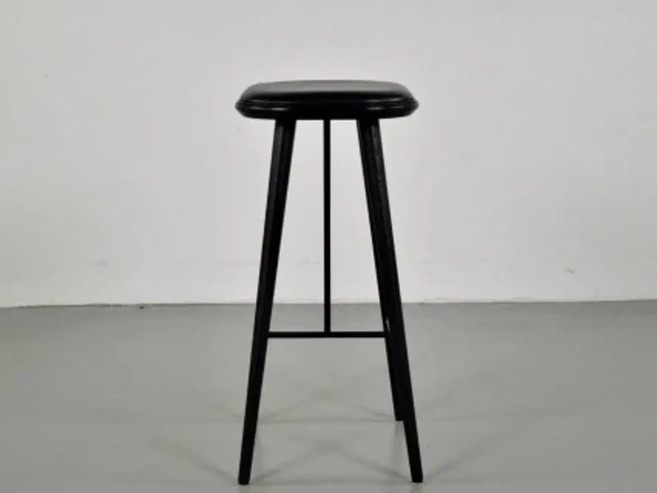 Billede 2 - Spine barstol fra fredericia furniture med sort lædersæde