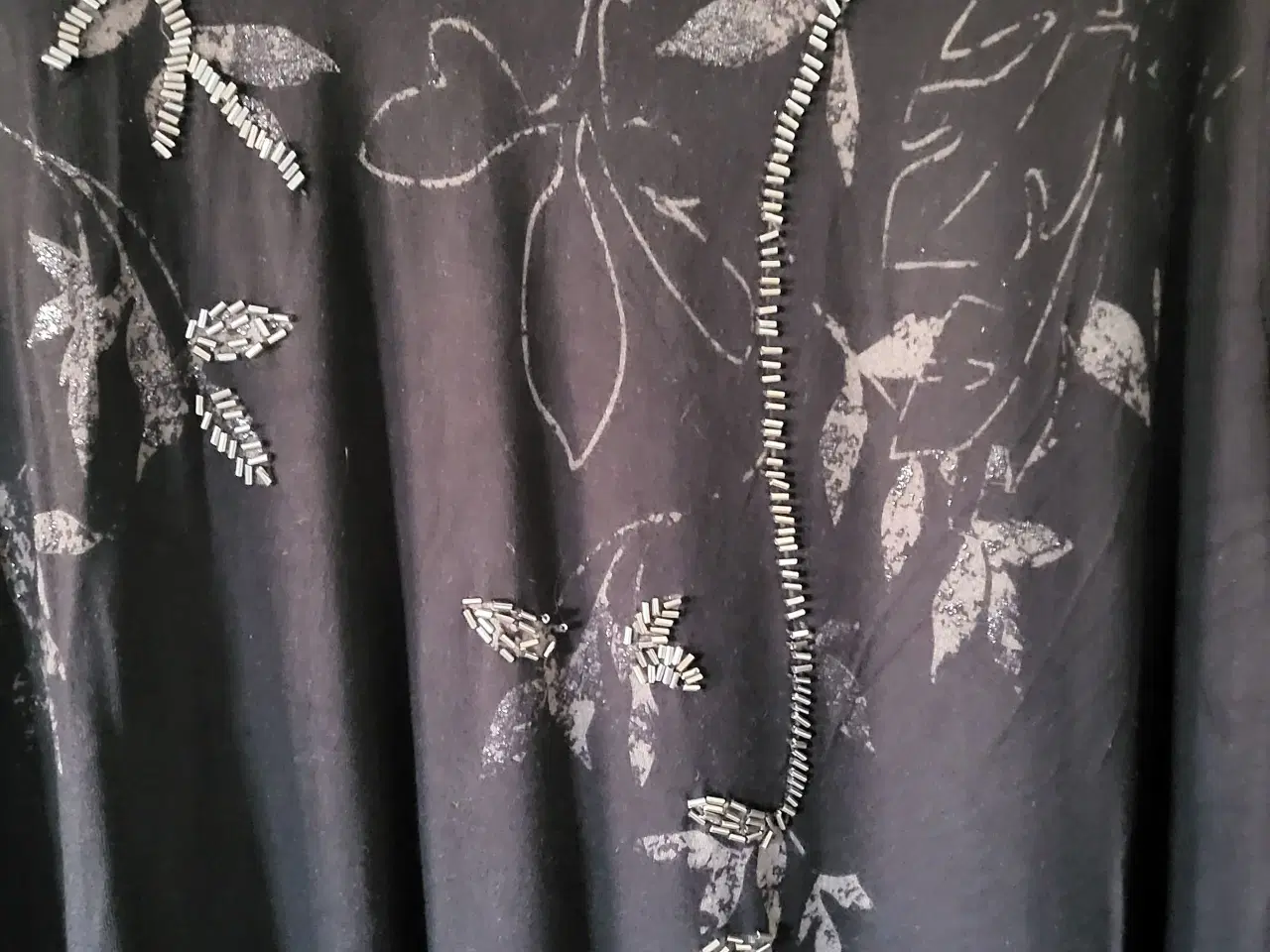 Billede 1 - Sort bluse med perler 