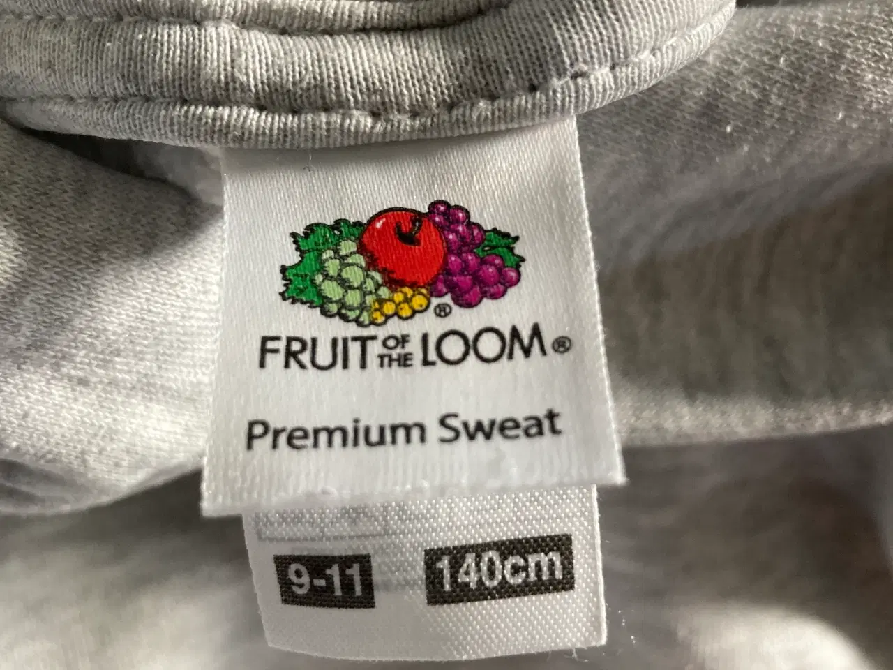 Billede 2 - Grå hoodie i str. 140 fra Fruit of the Loom