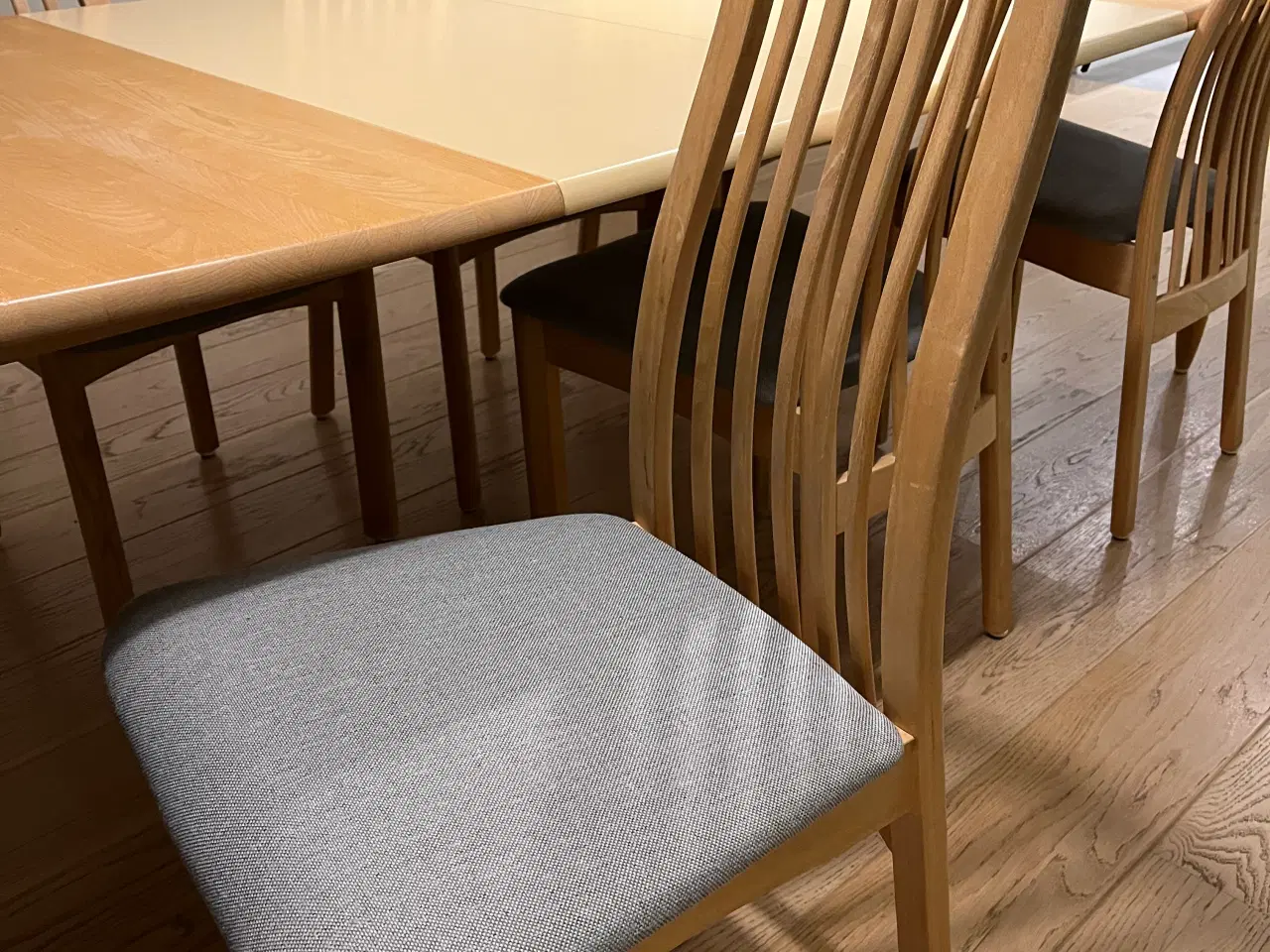 Billede 1 - Spisebord og stole