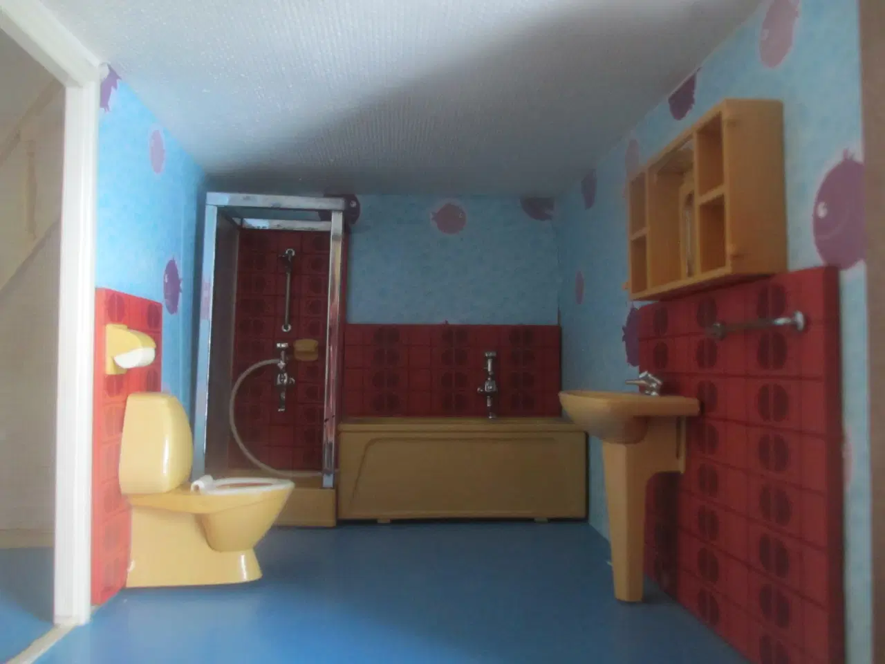 Billede 7 - brugt dukkehus med  badeværelse i og andet