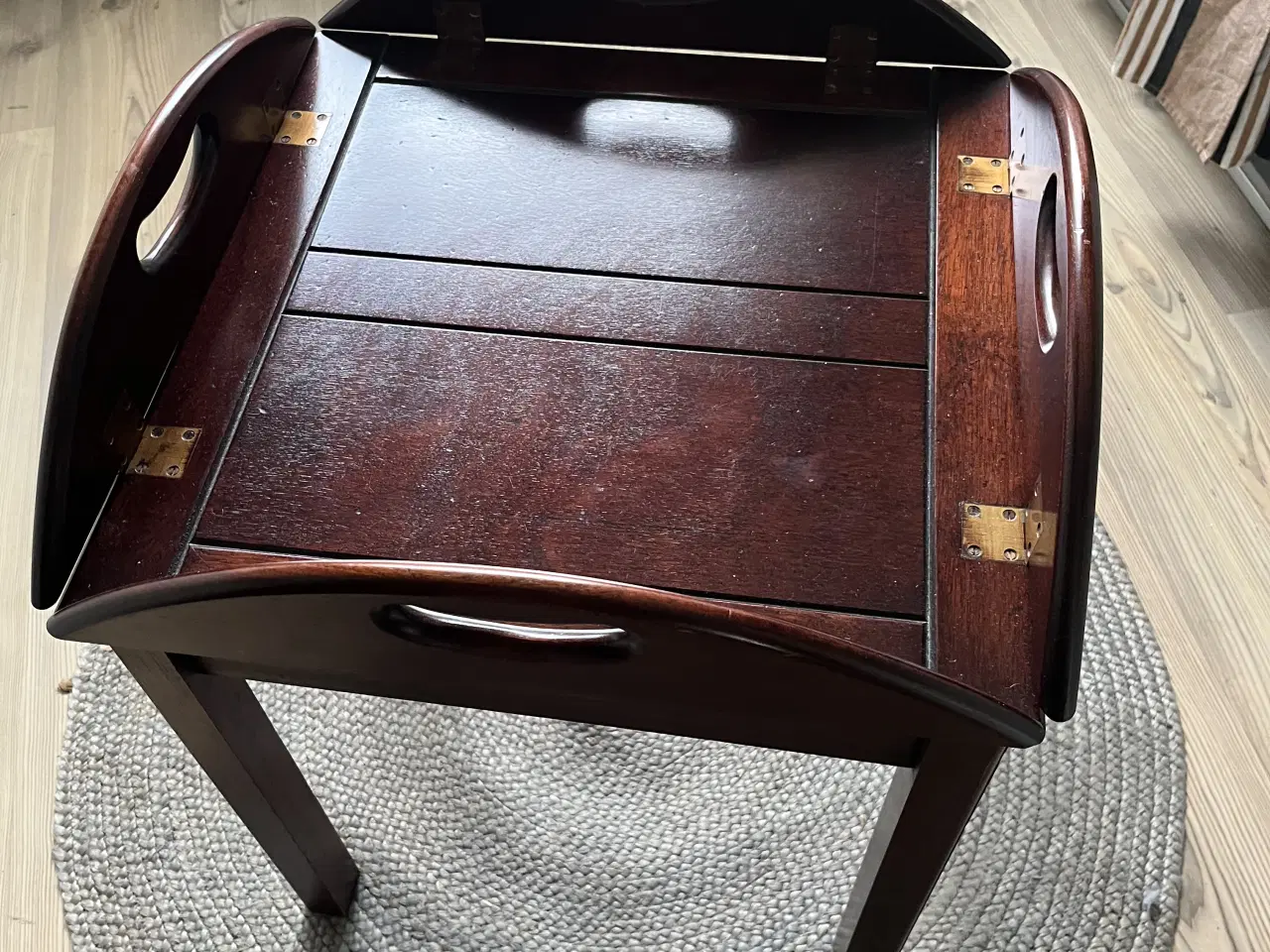 Billede 2 - Pæn og velholdt mahogni butlerbord