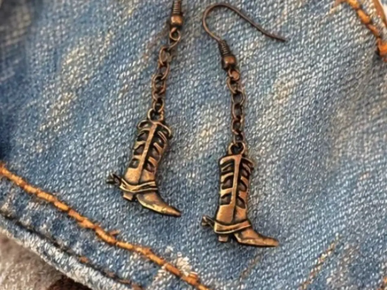 Billede 1 - Håndlavede cowboystøvle-øreringe i kæde. 