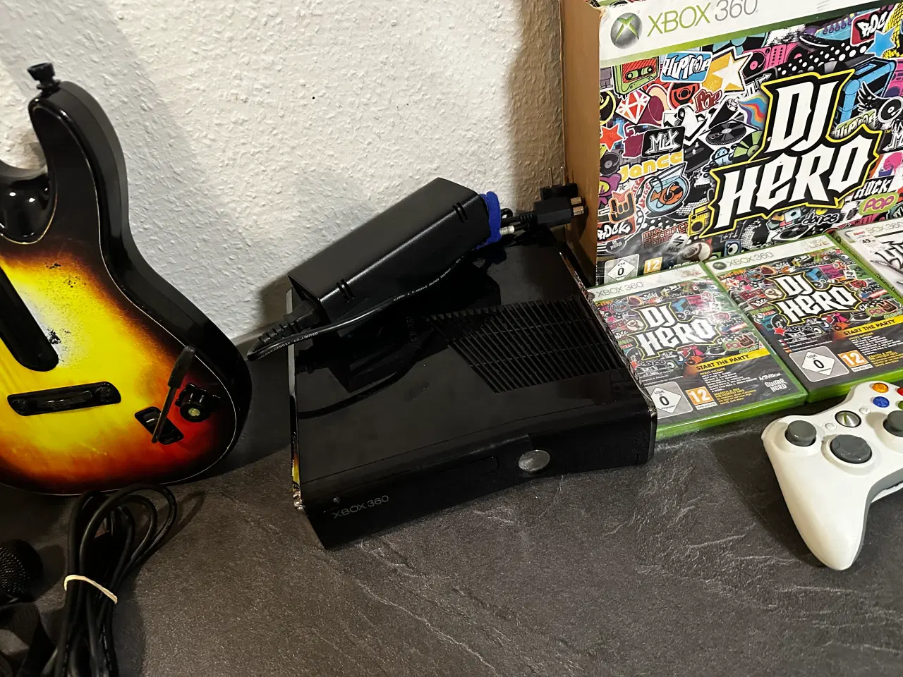 Billede 3 - Xbox 360 med Guitar Hero og Dj Hero