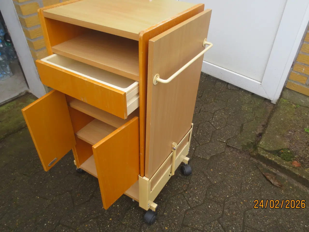 Billede 4 - 1 stk Invocare Sengebord/Hospitalsbord