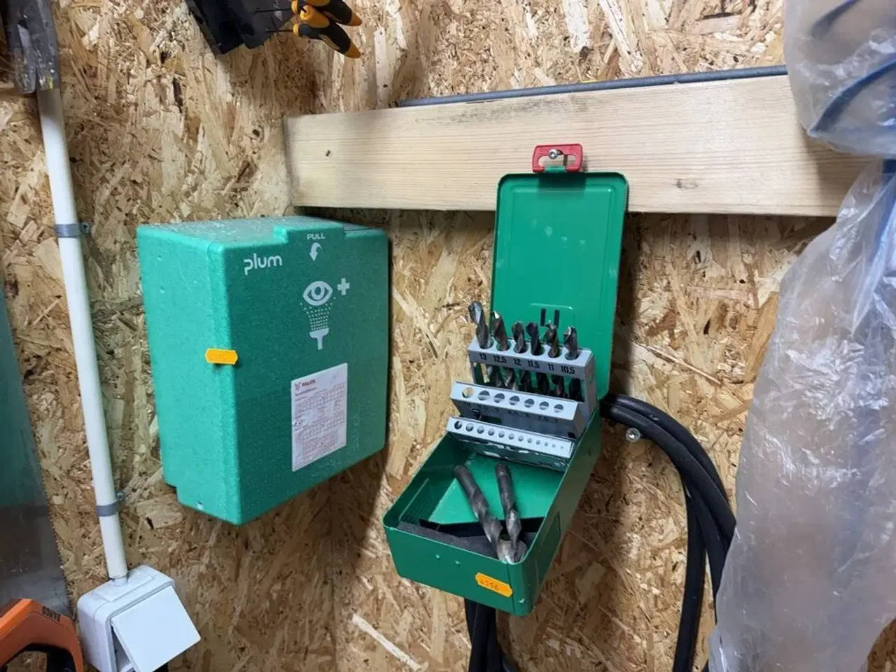 Billede 4 - Værktøjsvæg med diverse værktøj, bor m.m.