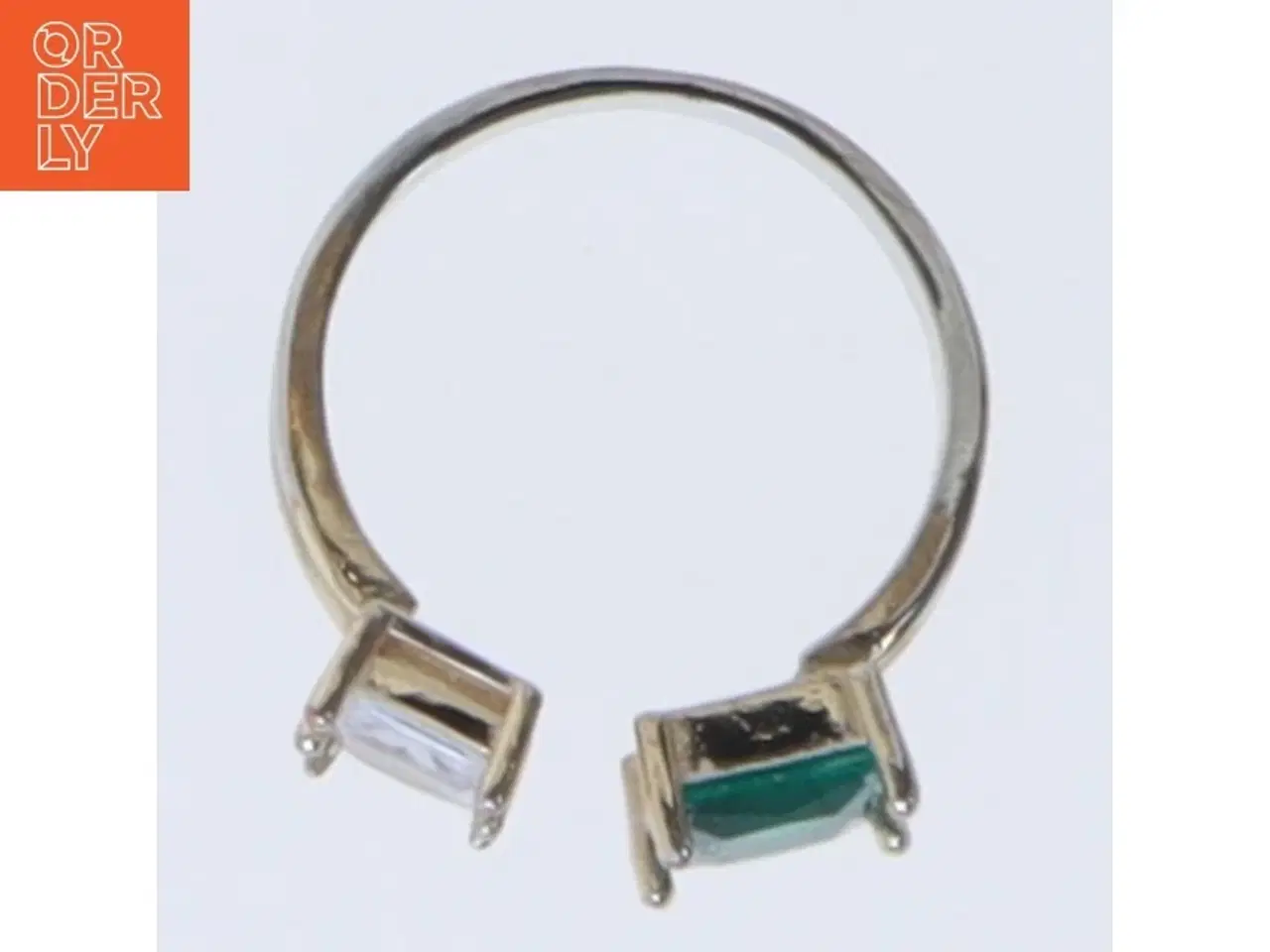 Billede 1 - Ring med smaragdfarvet og klare sten (str. 60 mm)