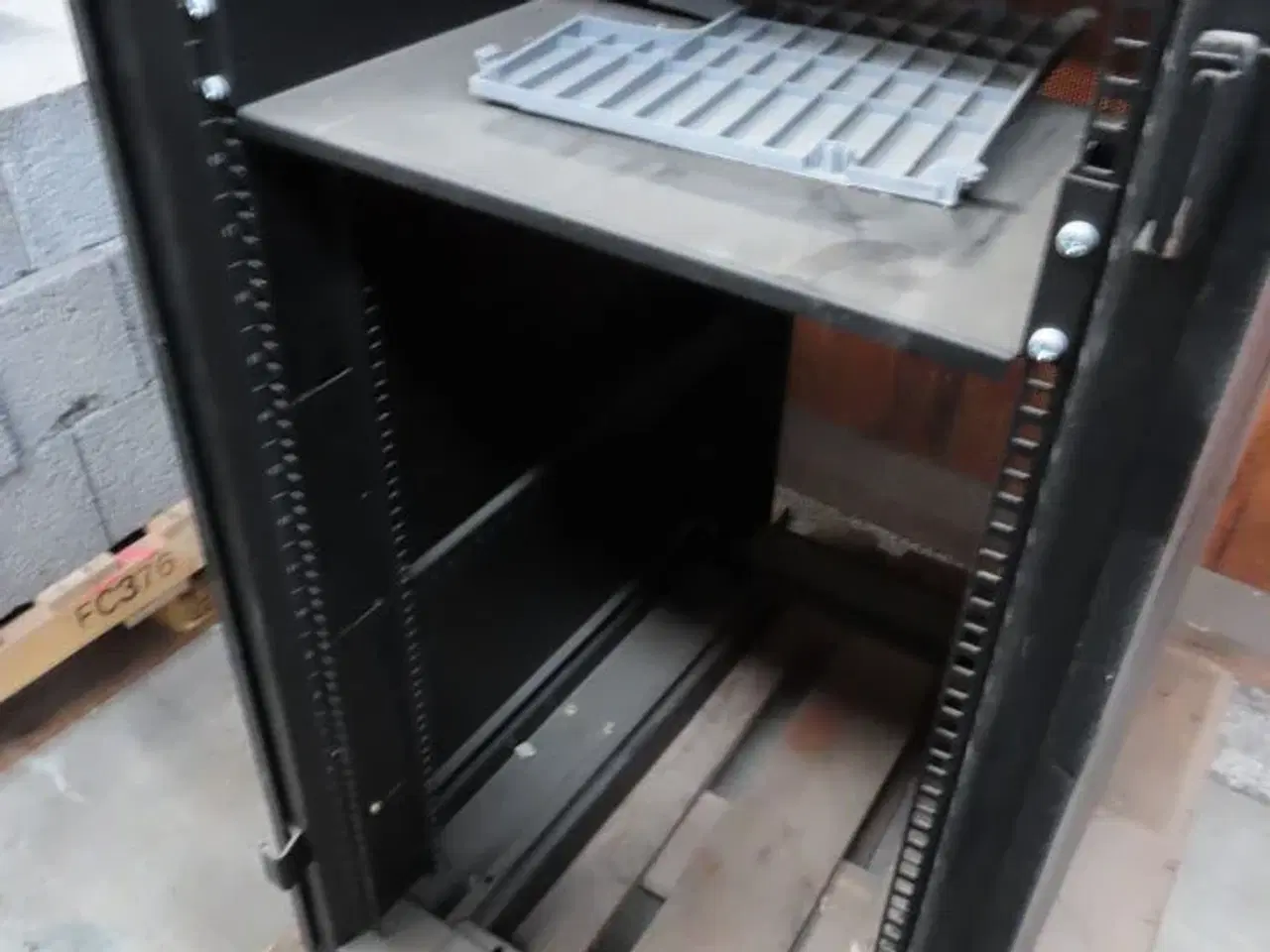 Billede 2 - Serverskab IBM