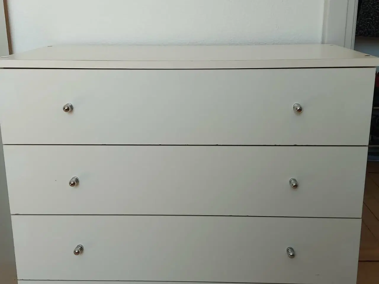 Billede 1 - Klassisk hvid kommode – 4 rummelige skuffer
