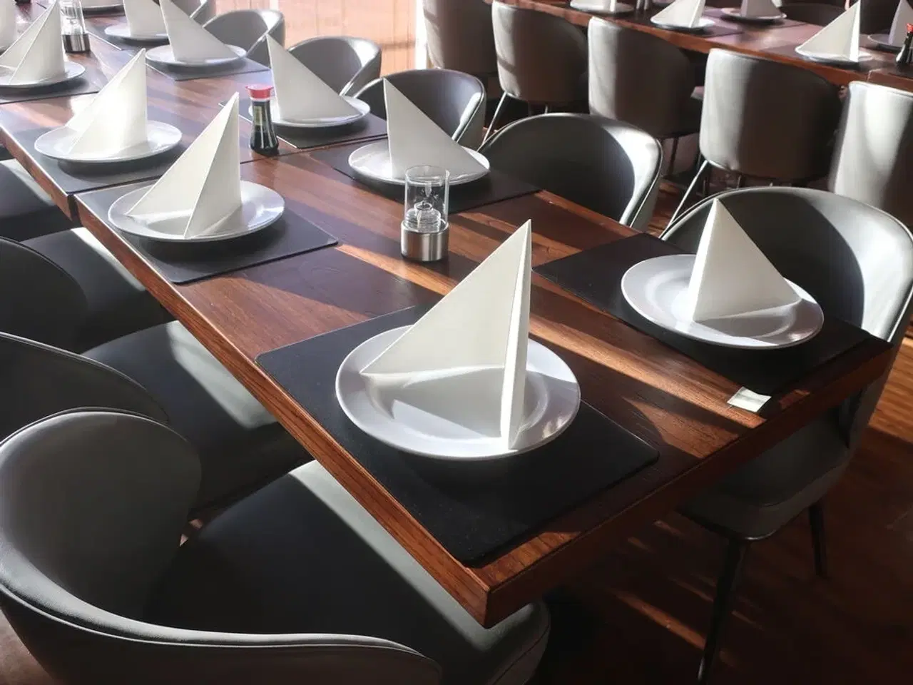 Billede 5 - Fire borde og 12 nye stole