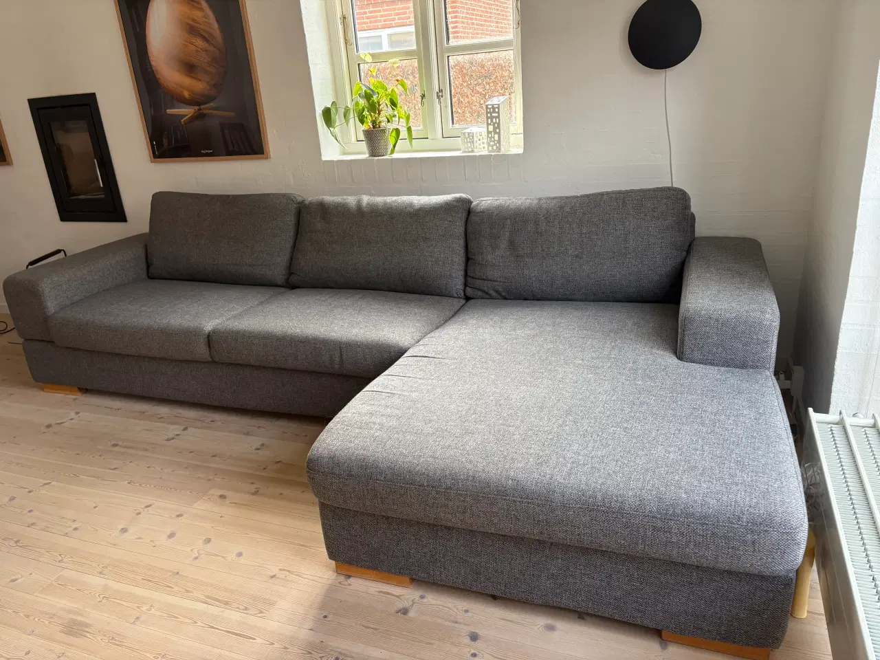 Billede 2 - Grå sofa med chaiselong og puf