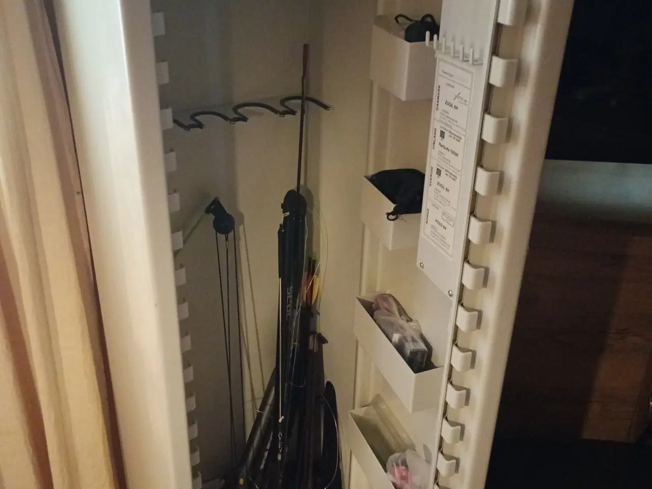 Billede 1 - Stort våbenskab 2 nøgler til 9 våben