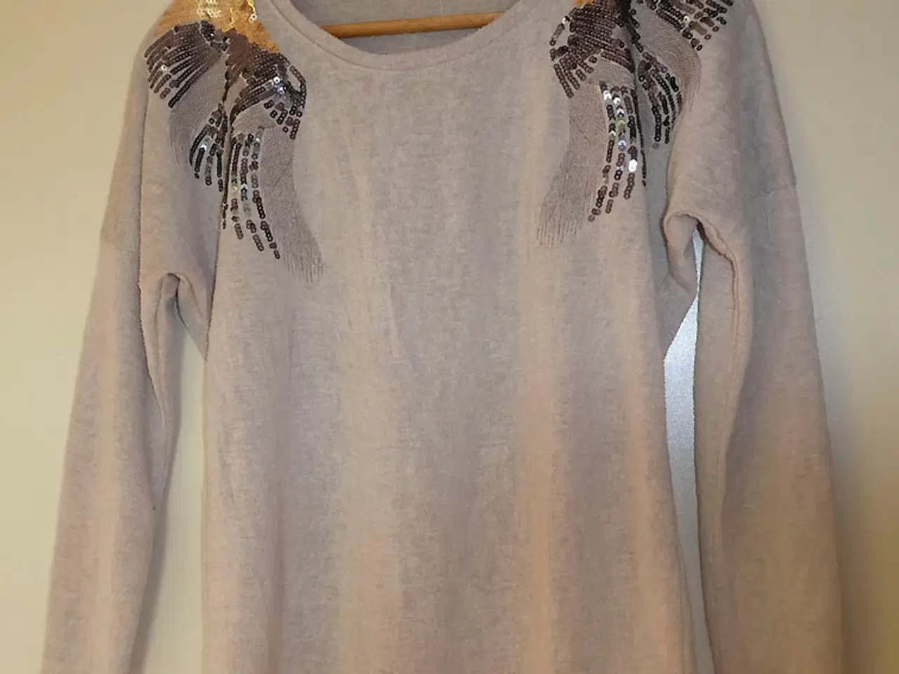 Billede 1 - Bluse med pailetter