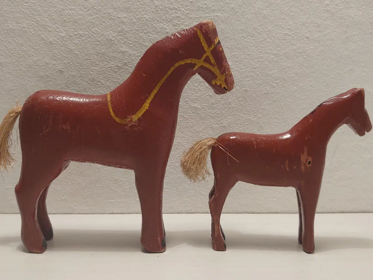 Billede 2 - Fængselslegetøj: Brun hest og føl. L. 12 og 9cm