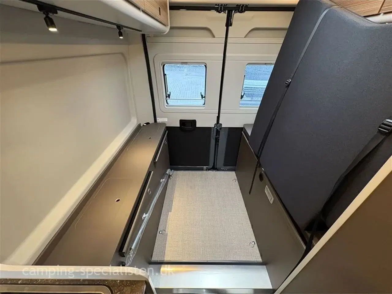 Billede 13 - 2026 - Bürstner B66 C 600 m. automatgear   NYHED! Bürstner B66 C 600 2026 - kampagne model  Aut gear 140 HK kan ses hos Camping-Specialisten.dk