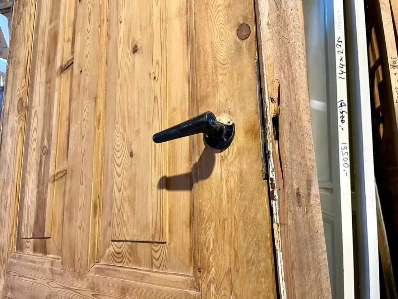 Billede 4 - Lav, umalet Dannebrogsdør m. karm