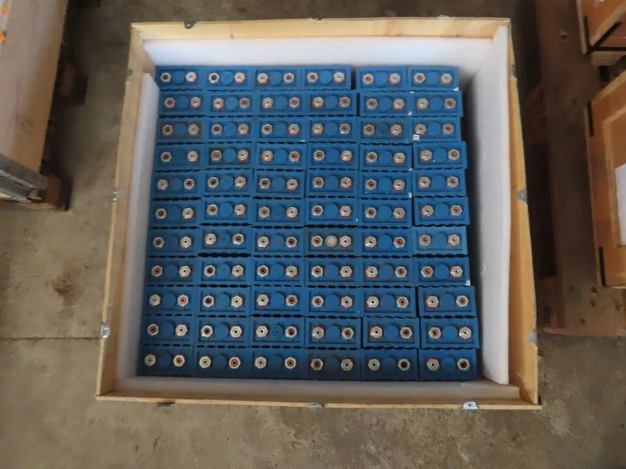 Billede 2 - Kasse med 66 stk lithium ion batterier CALB
