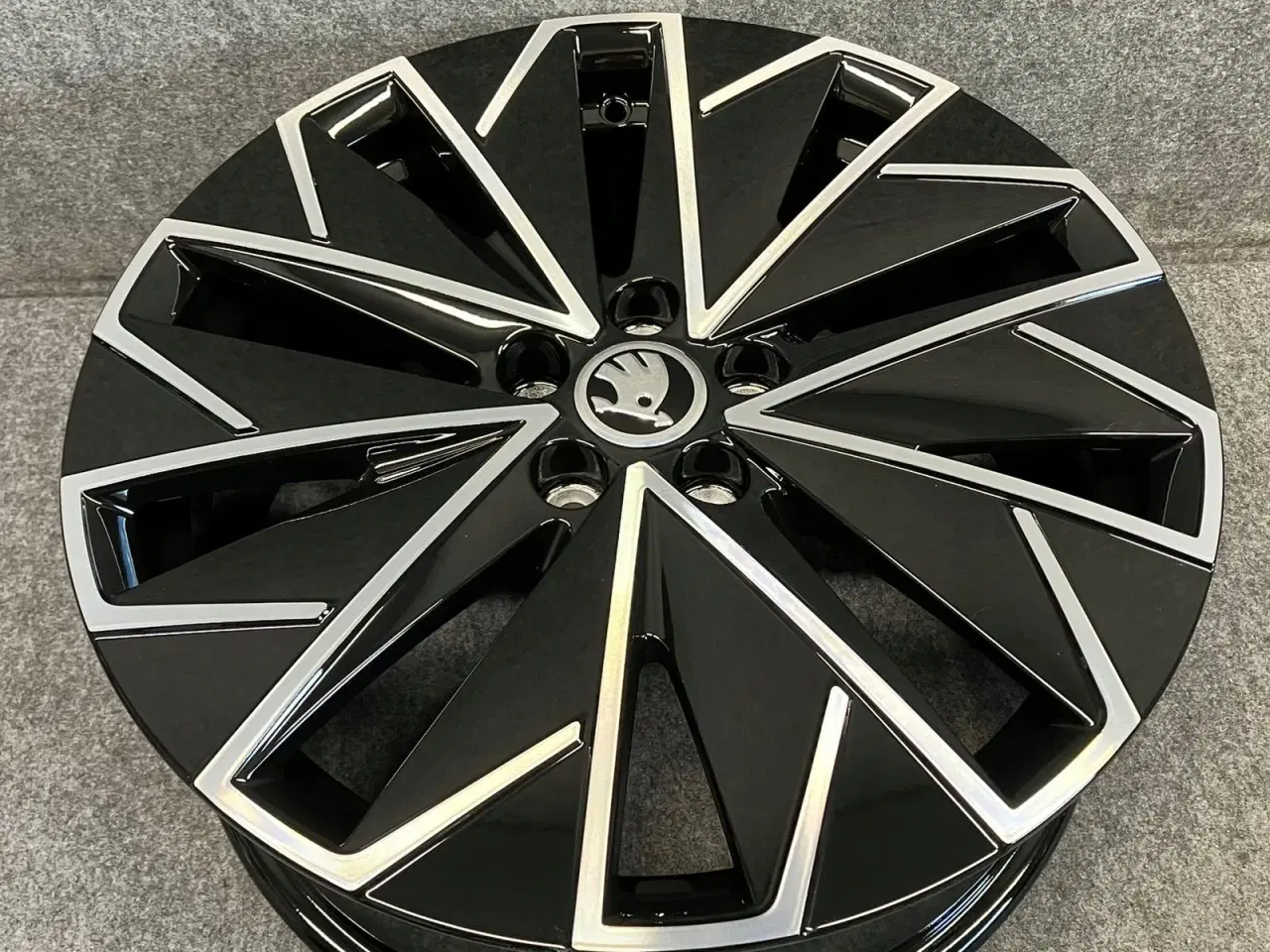 Billede 1 - ALUFÆLGE SKODA SCALA 658 17"