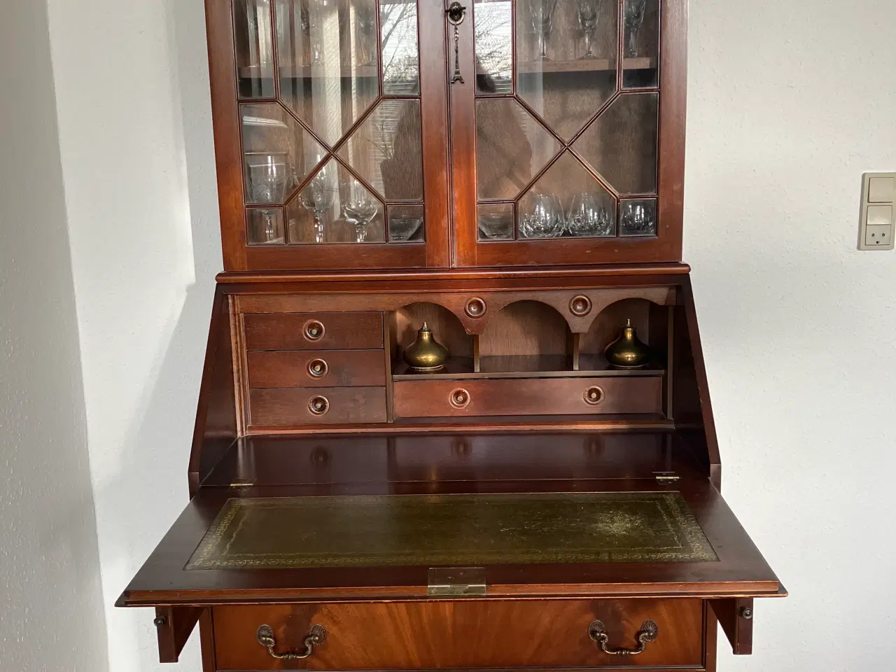 Billede 1 - Sekretær skrivebord i mahogni med glas skab