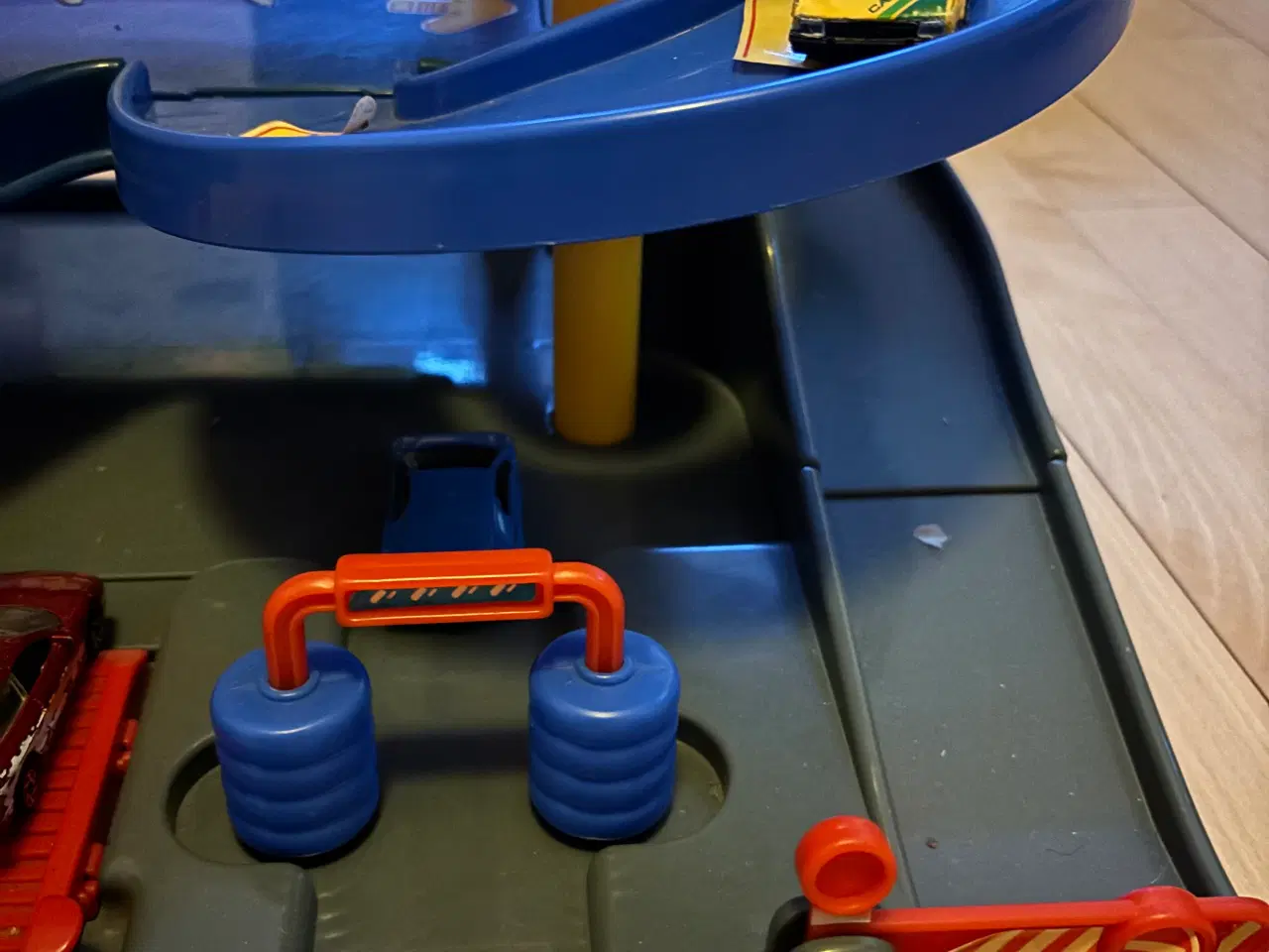 Billede 2 - LegetøjsHøjhus med Masser af Biler