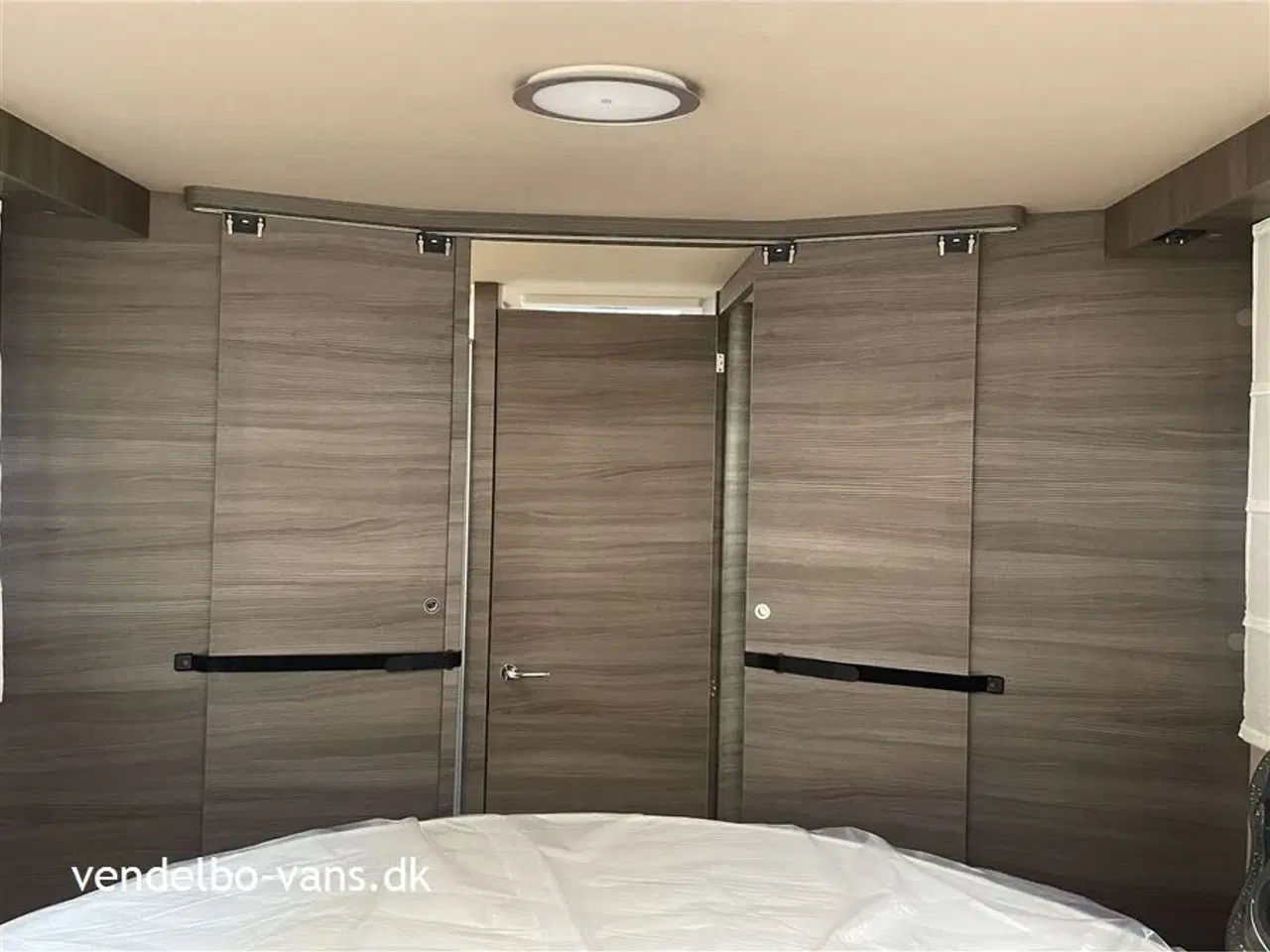 Billede 12 - 2026 - McLouis Mc4 879 G   Centralseng med stor garage - Automatgear