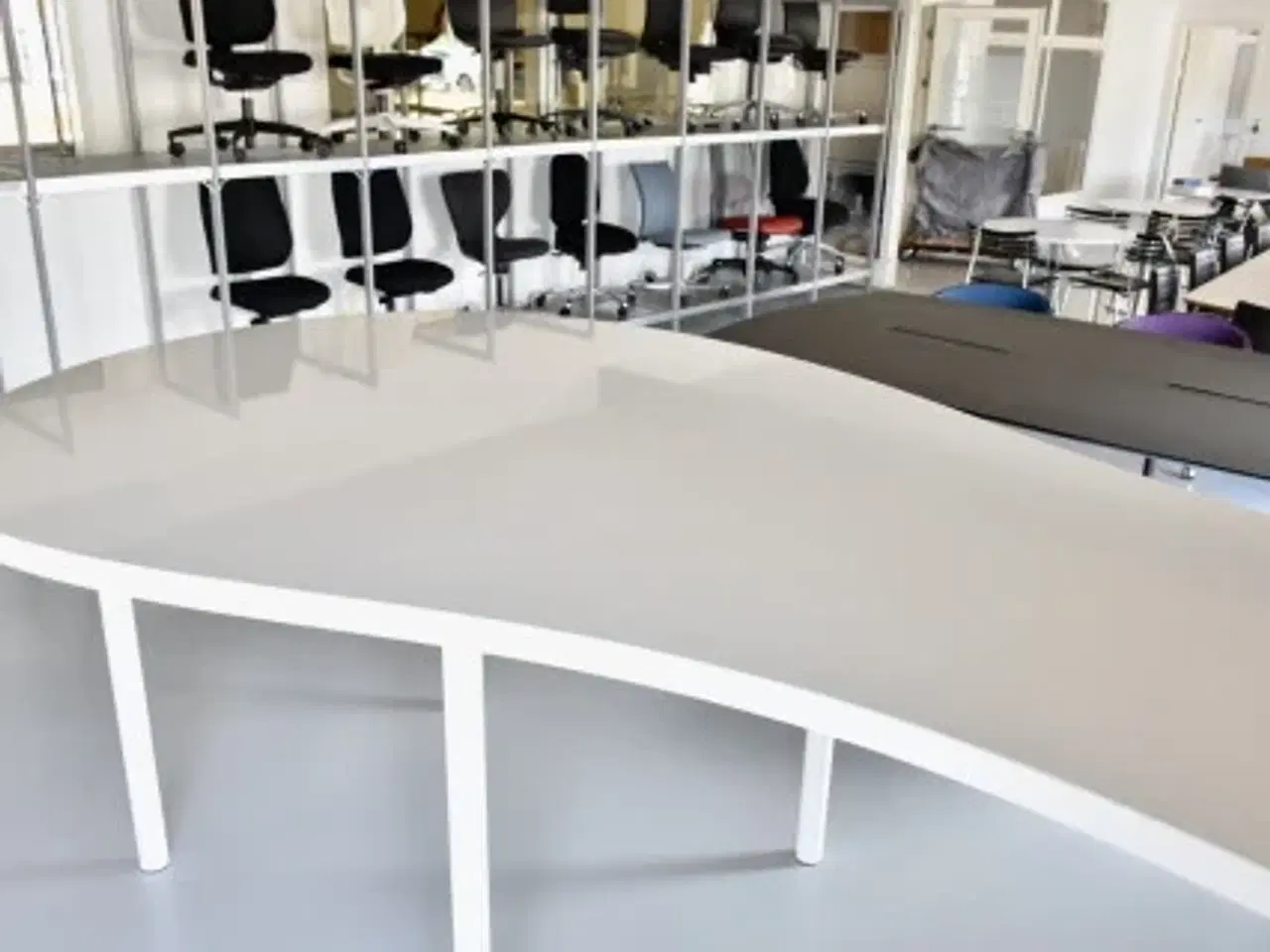Billede 1 - Højbord/ståbord i hvid med hvidt stel