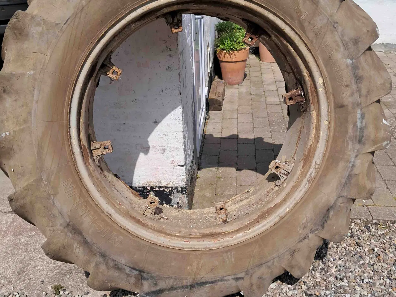 Billede 11 - Traktordæk 16.9 x 38 Michelin. 2. stk