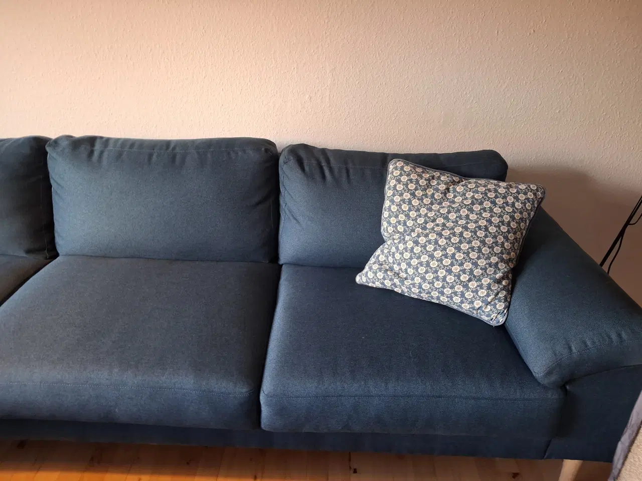 Billede 4 - Stor, blå sofa med venstrevendt chaiselong