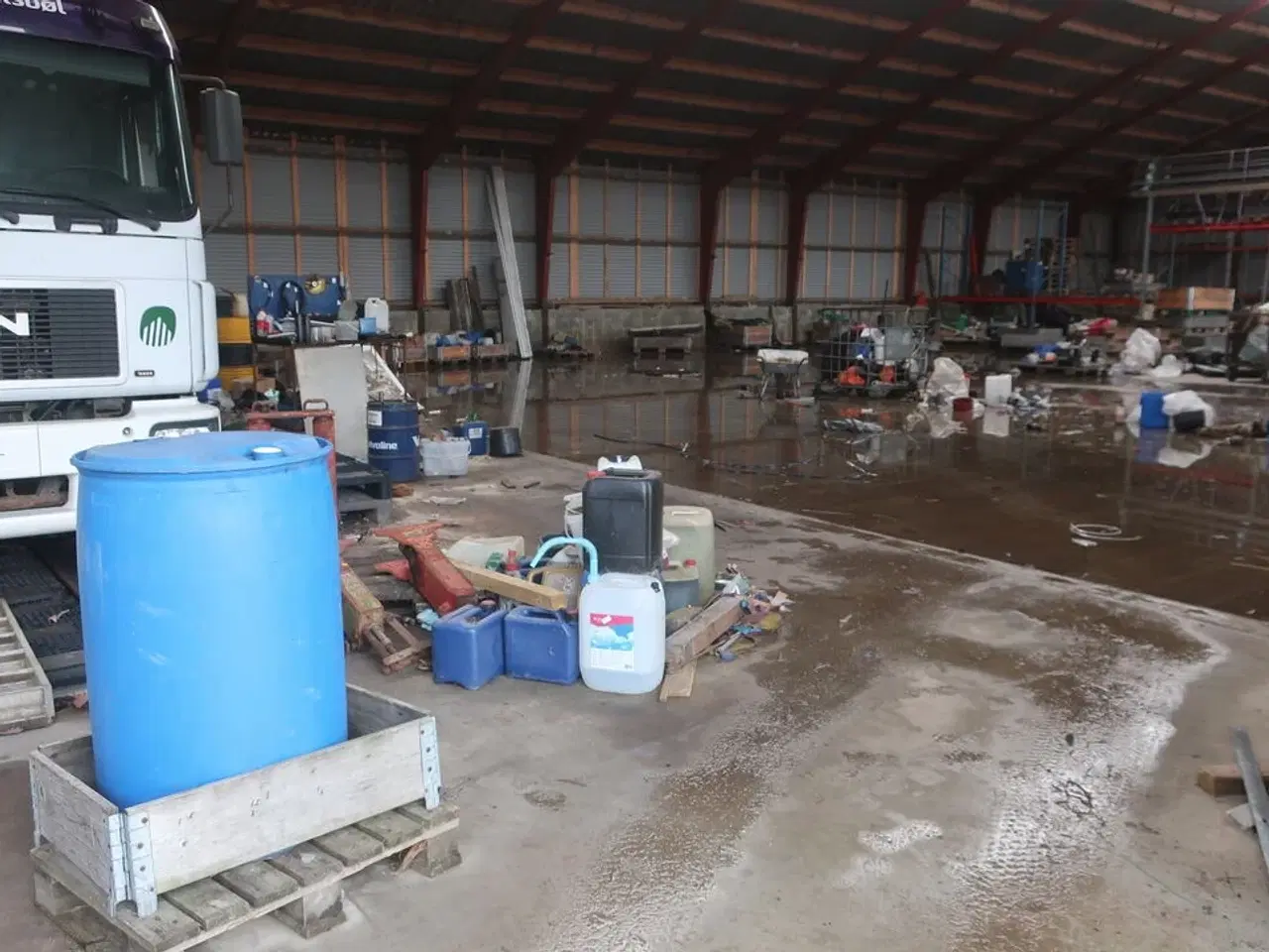 Billede 1 - Div. Dunke, haveredskaber, løftestroppe, arbejdsborde, værktøj m.m.