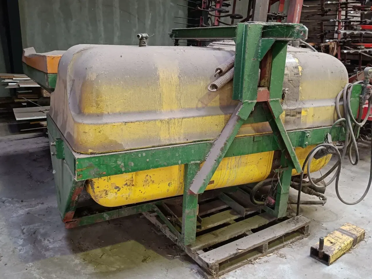 Billede 1 - - - - - - - 1500 l med el pumpe