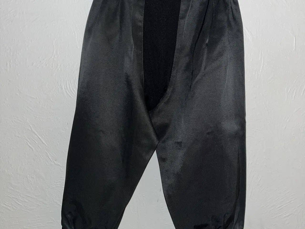 Billede 2 - Sorte fodboldknickers str. 140.