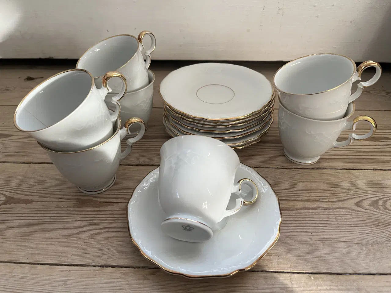 Billede 1 - Hvide kopper med præget mønster og guldkant