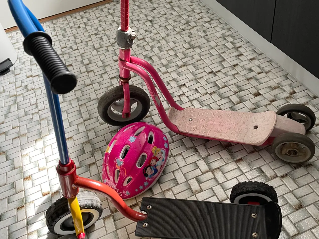 Billede 1 - Børneløbehjul + cykelhjelm