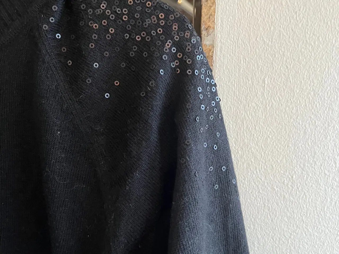 Billede 5 - Pæn sort bluse med palietter fra Jubylee str M