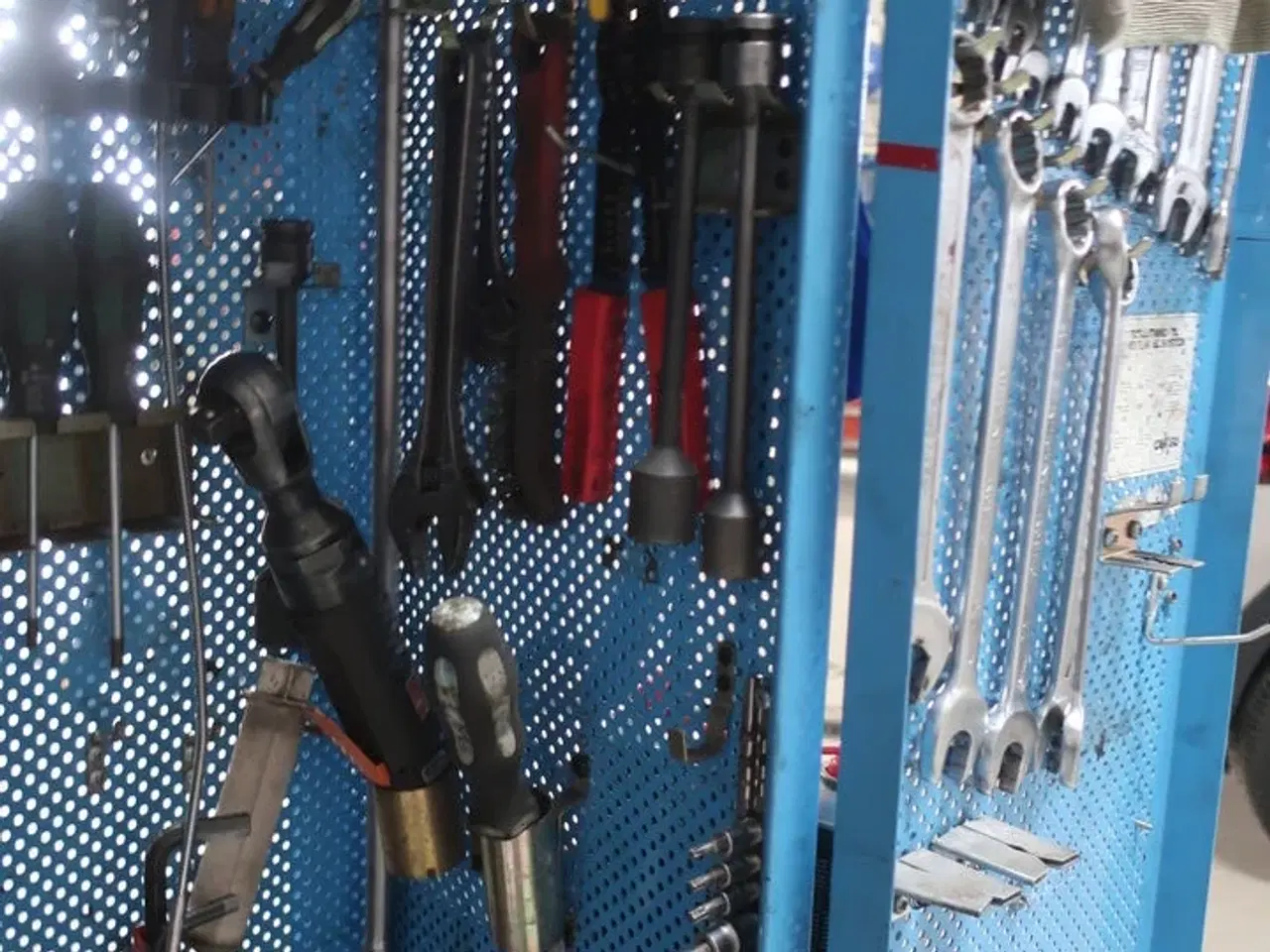 Billede 3 - Værktøjsskab med indhold