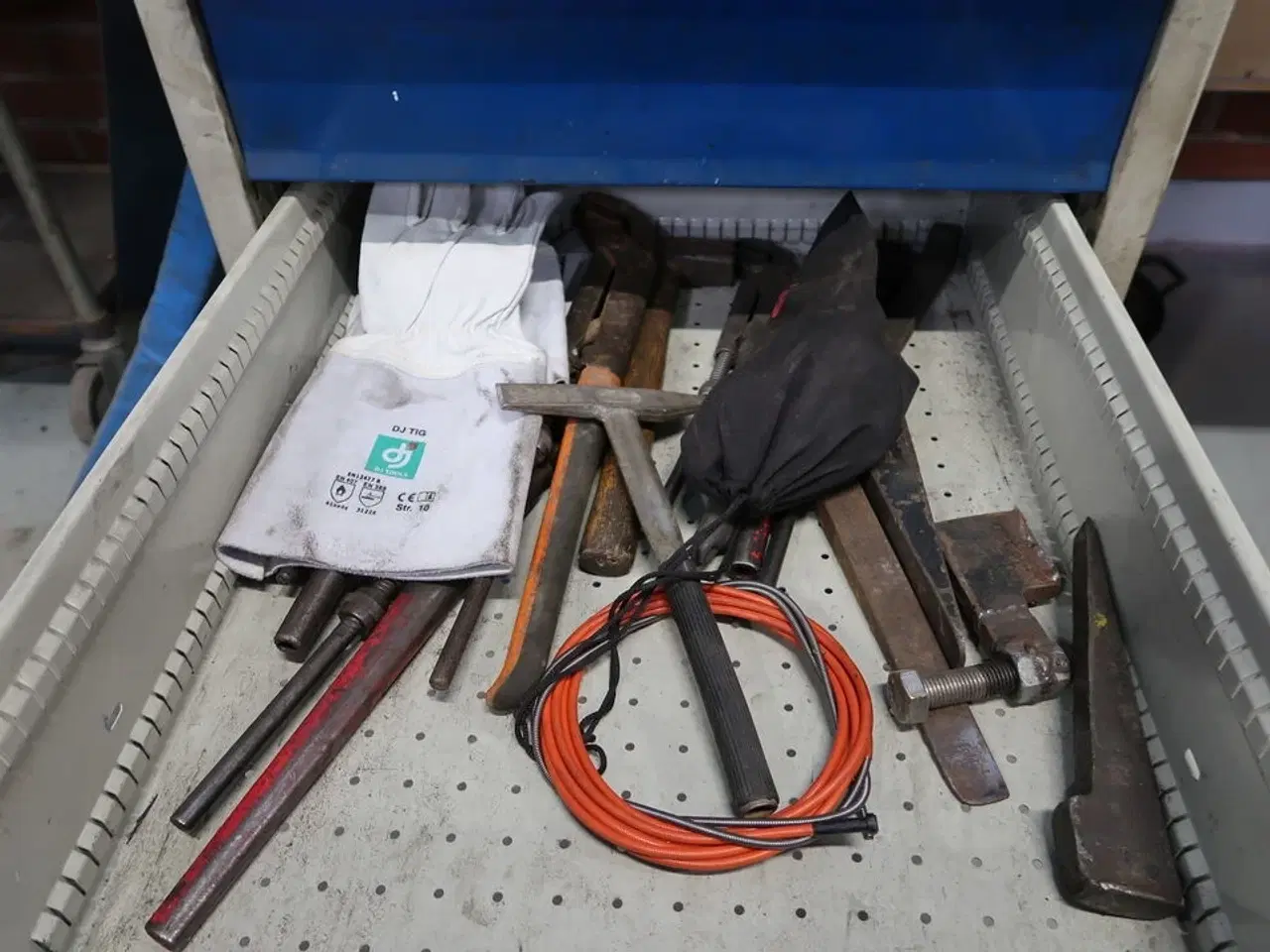 Billede 7 - Arbejdsbord med skruestik samt div. Værktøj