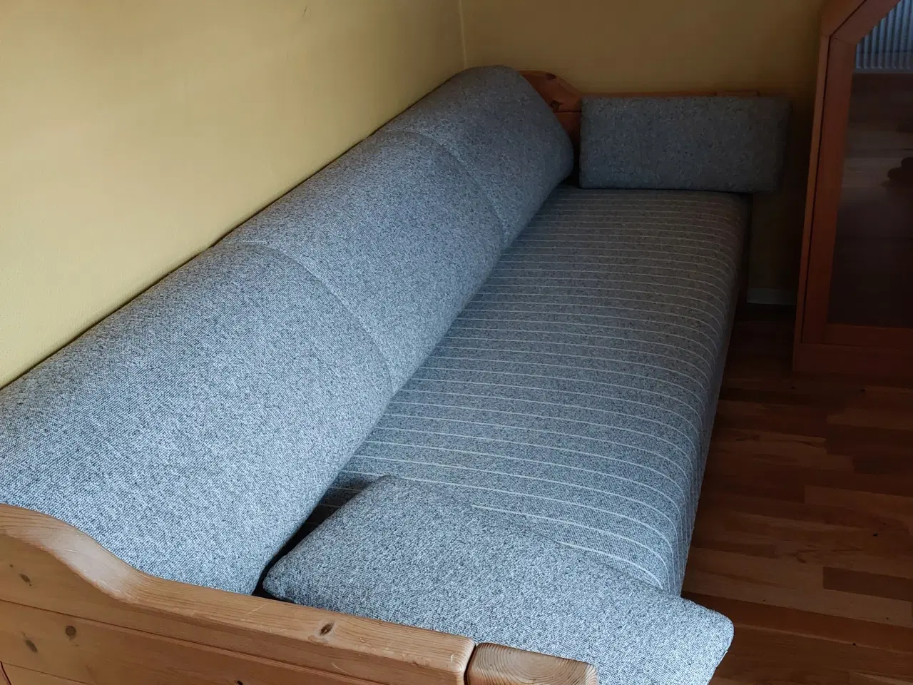 Billede 1 - Sovesofa i fyrretræ med gråt-stribet stof