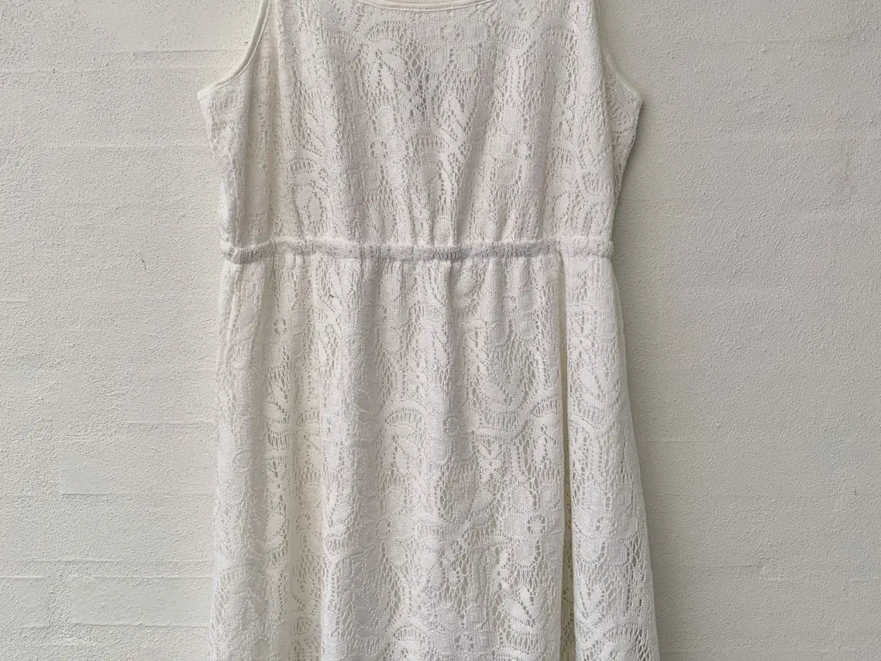 Billede 12 - Smuk hvid kjole med blonder i strik blondekjole 