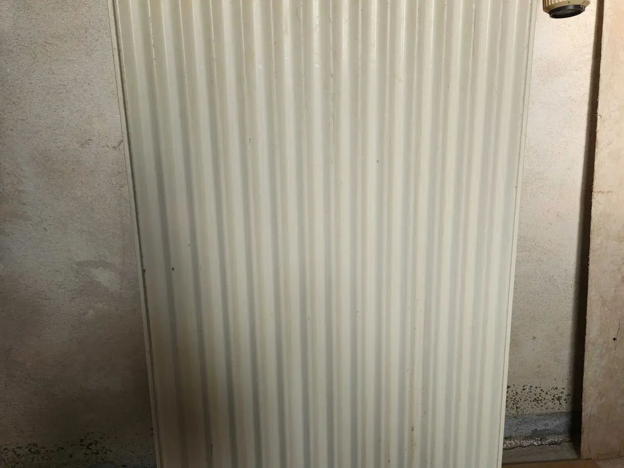 Billede 1 - Brugt radiator  med 2 ventiler