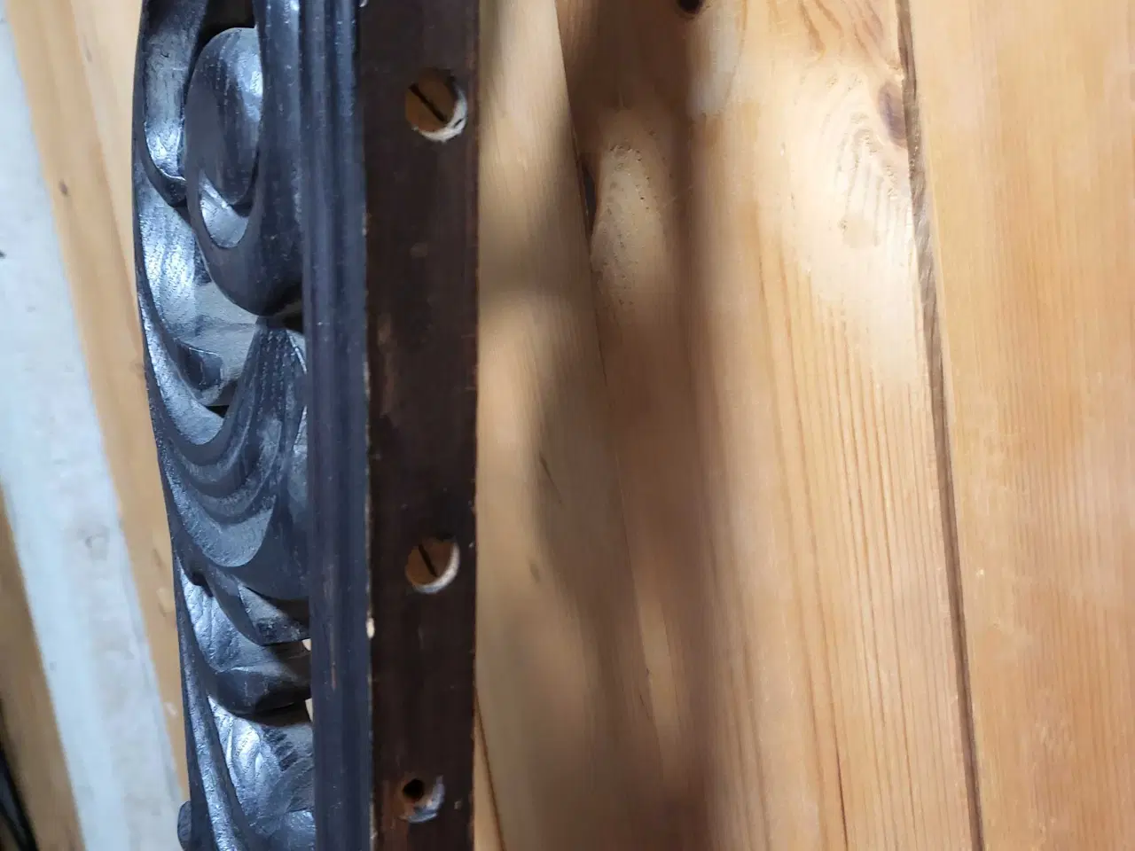 Billede 10 - Udskåren træværk med våbenskjold 