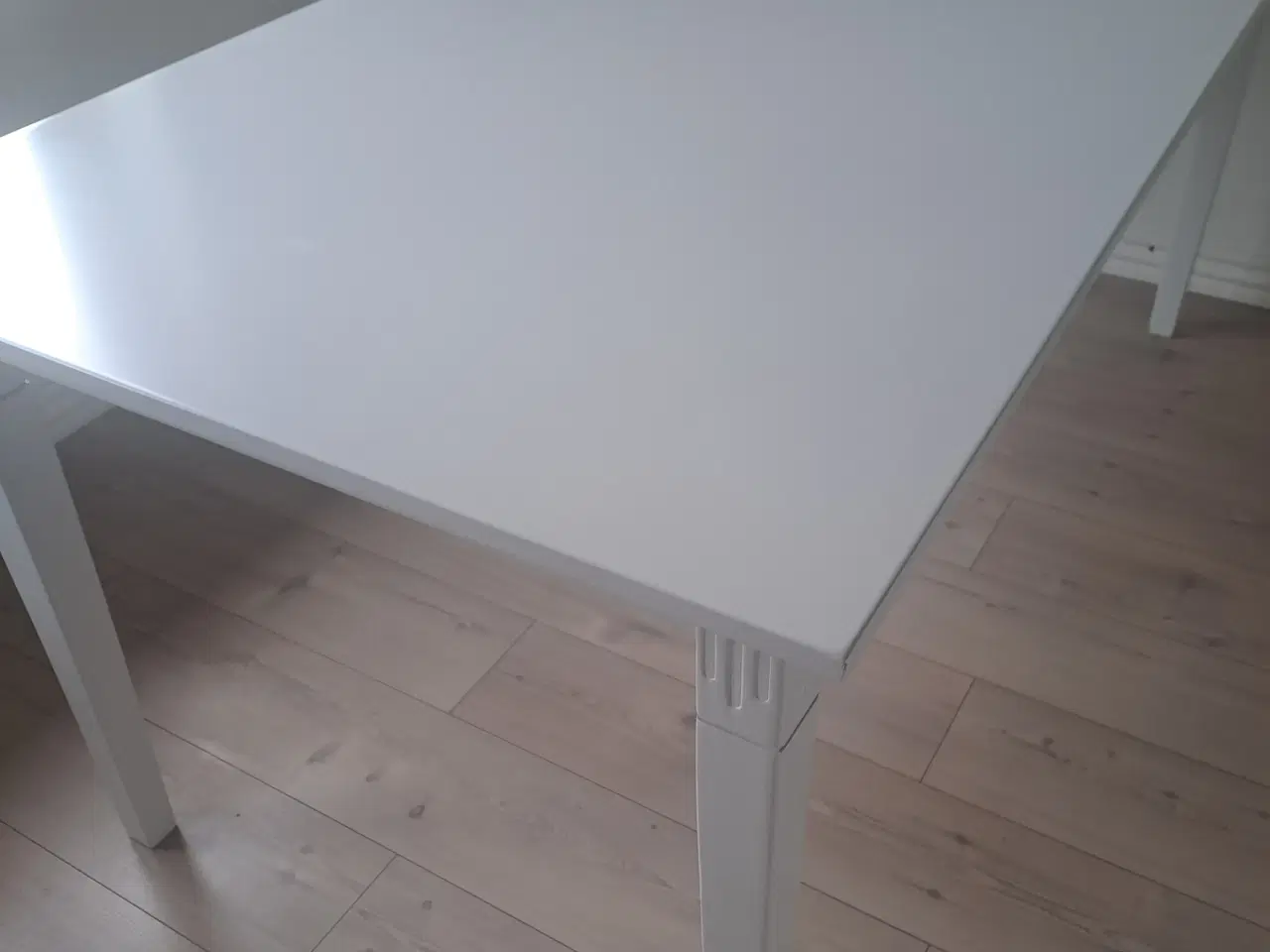 Billede 1 - Hvidt spisebord med 2 tillægsplader a 45 cm