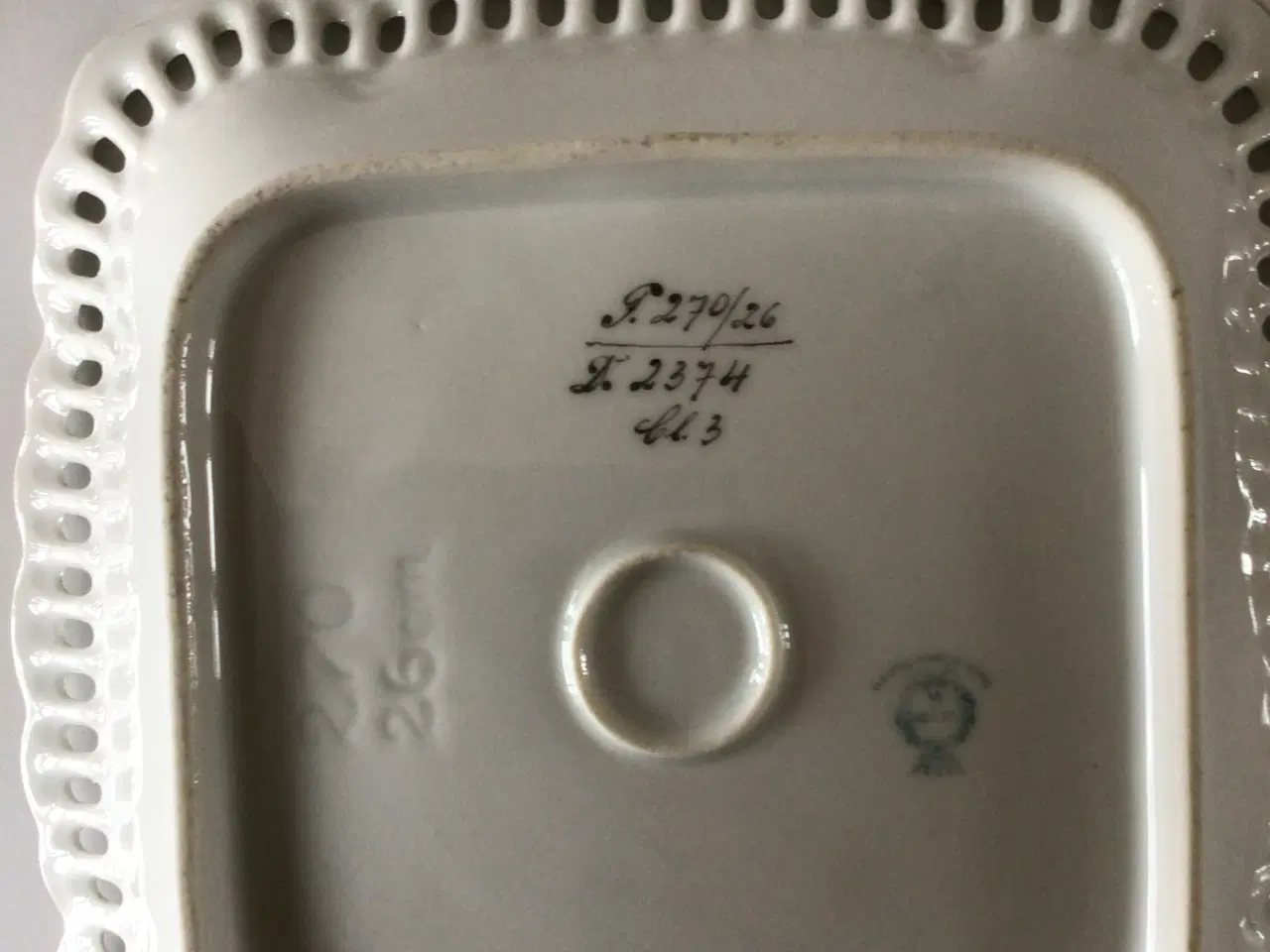 Billede 3 - Gammel, hvid skål  med motiv og gennembrudt kant