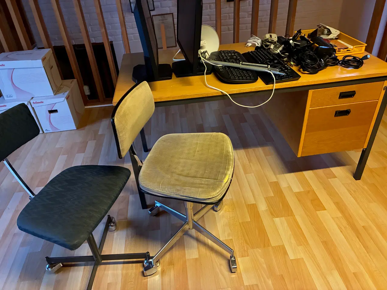 Billede 1 - Skrivebord med indhold, 2 kontorstole