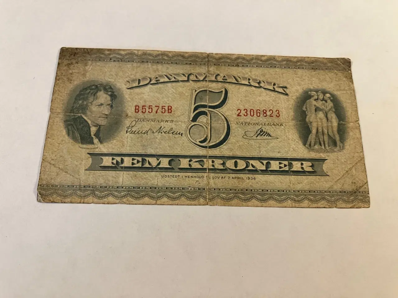 Billede 1 - 5 kroner 1957 Danmark - Bemærk huller