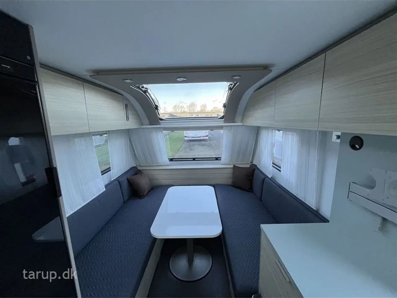 Billede 7 - 2020 - Adria Altea 362 LH   Fortelt: Ventura Vivo luftfortelt, mover, 140 l. køleskab m/ fryser, køkken i bagende, toiletrum m/ bruser, enkeltsenge som kan laves til dobbeltseng