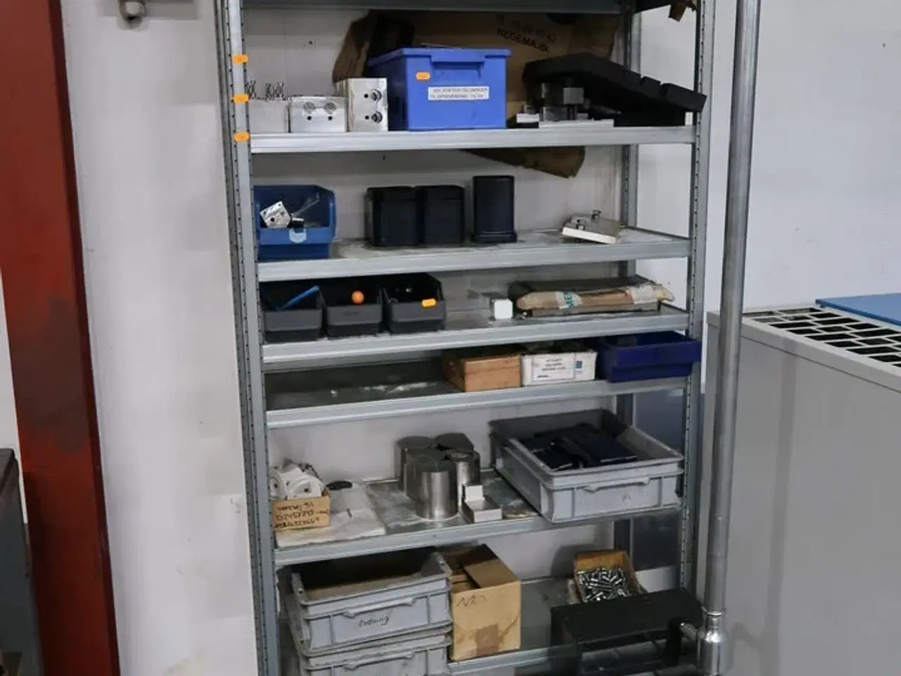 Billede 1 - Reol med div. Specialværktøj