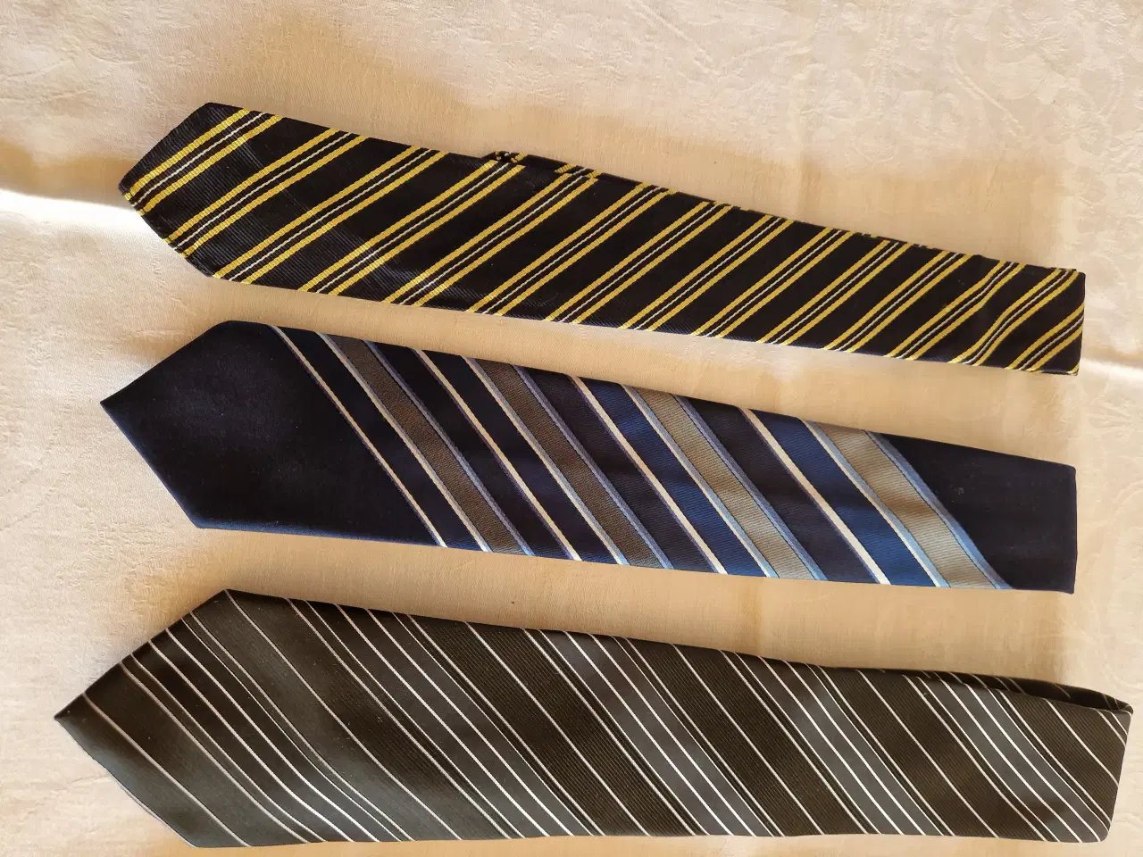 Billede 3 - Flotte slips frit valg 25 kr.