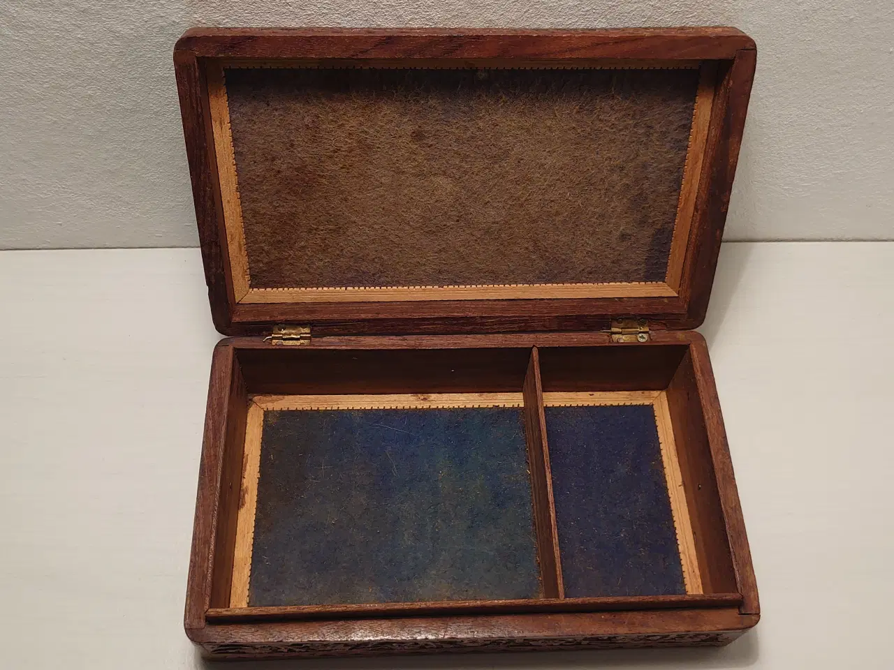 Billede 3 - Gammelt håndskåret smykkeskrin i træ. (25x15x7)cm