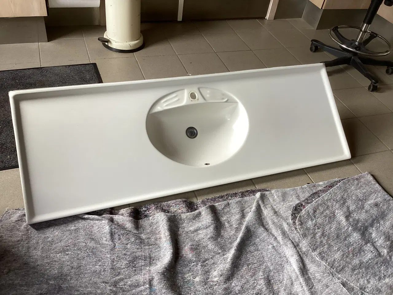 Billede 1 - Bordplade med vask til badeværelse i pocælæn
