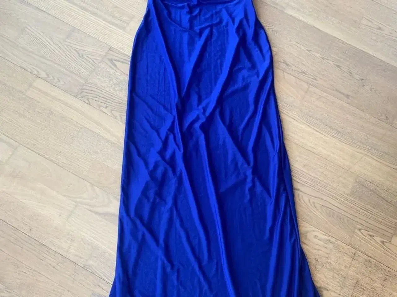 Billede 1 - Lang smuk blå kjole. Str. M